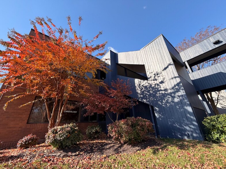 More Photos Of 17 Fontana Ln, Rosedale Office For Sale