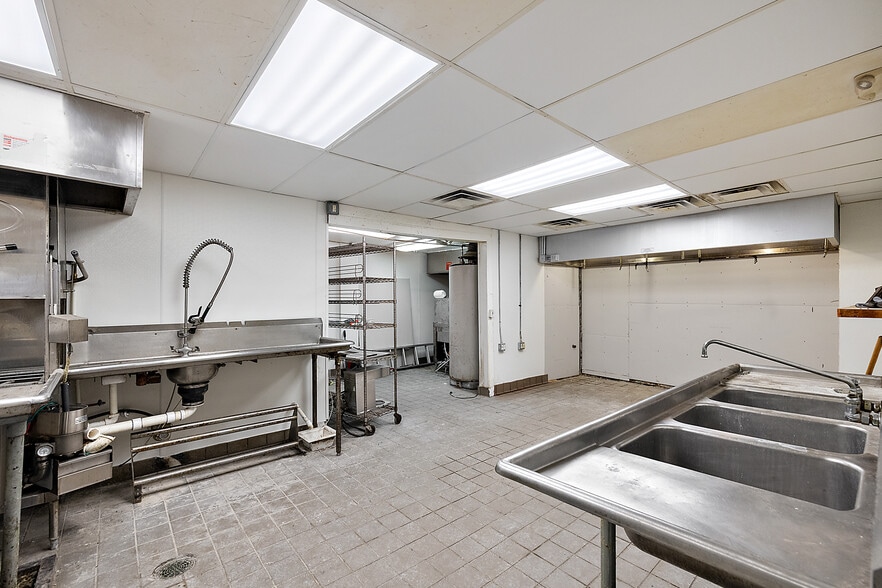 More Photos Of 23700 Harper Ave, Saint Clair Shores Restaurant For Lease