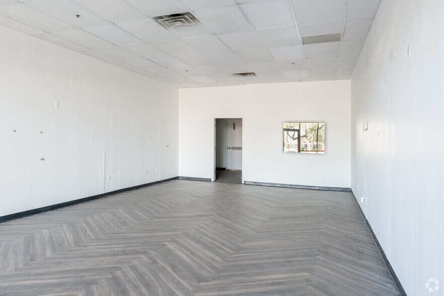 More Photos Of 9620 N Metro Pky W, Phoenix General Retail For Sale