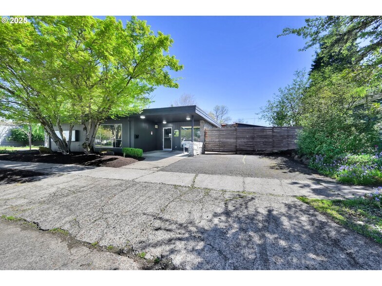 More Photos Of 1413 Charnelton St, Eugene Office For Sale