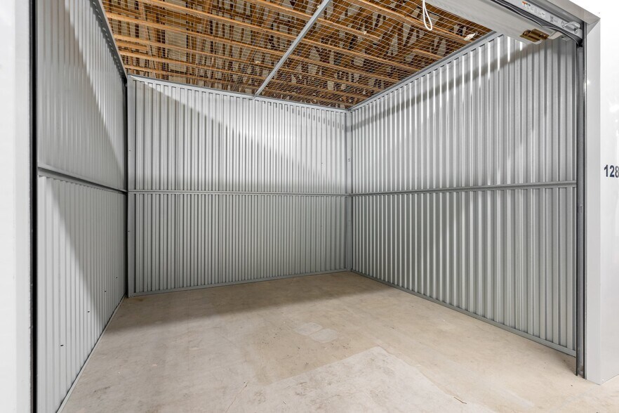 More Photos Of 920 Lafayette Rd, Seabrook Industrial For Sale