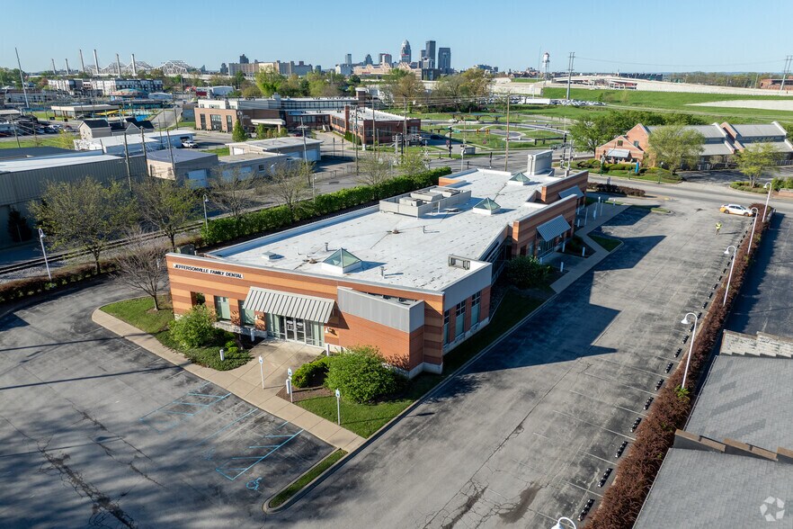 More Photos Of 900 Spring St, Jeffersonville Medical For Lease
