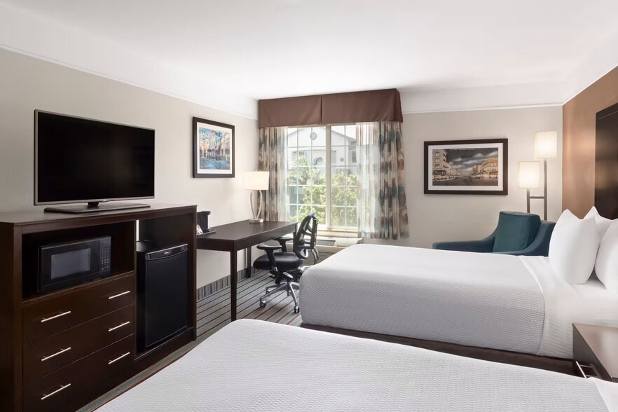 More Photos Of 8858 Spectrum Park Way, Bakersfield Hotel For Sale