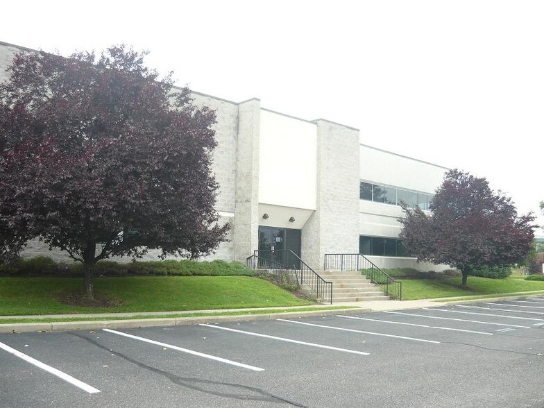 More Photos Of 3 S Corporate Dr, Riverdale Warehouse For Lease