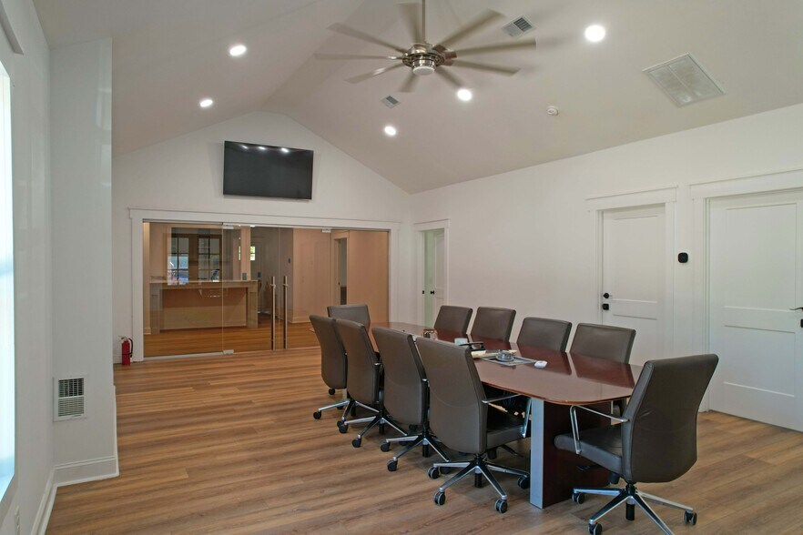 More Photos Of 3019 Augusta Rd, West Columbia Light Distribution For Sale