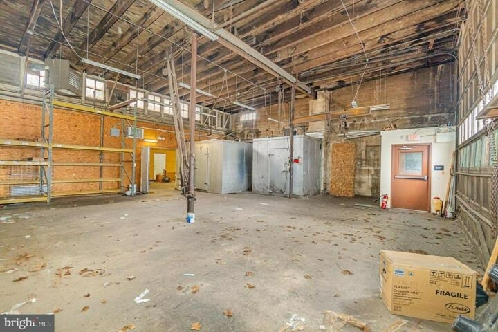 More Photos Of 122 Beech St, Carlisle Light Distribution For Lease