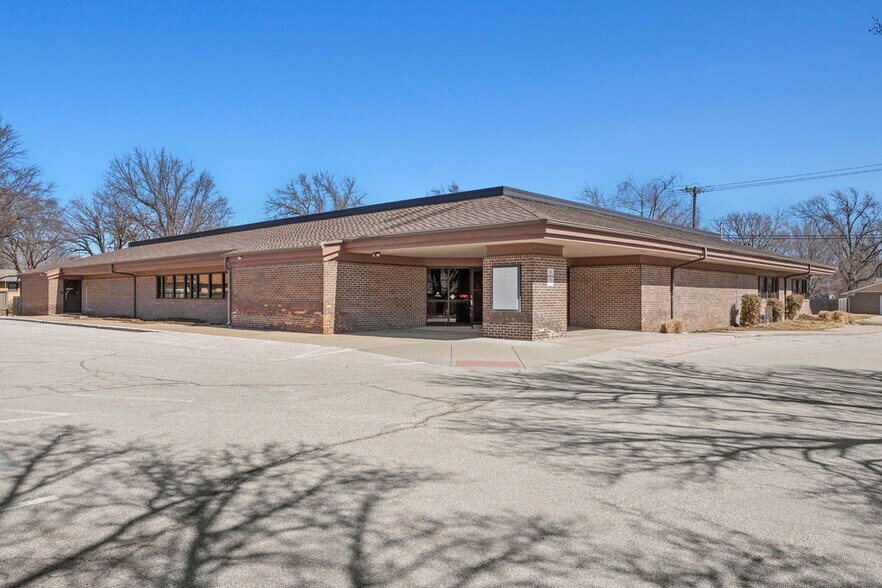 More Photos Of 655 N Woodlawn St, Wichita Medical For Lease