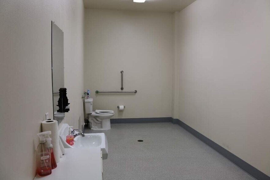 More Photos Of 3543 Steelhead Run Ave, Albany Manufacturing For Lease