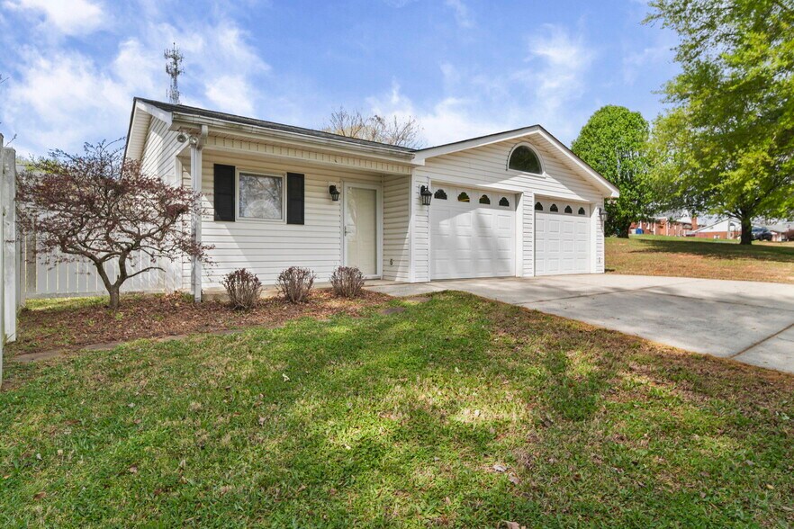 More Photos Of 164 New York Ave, Peachland Flex For Sale