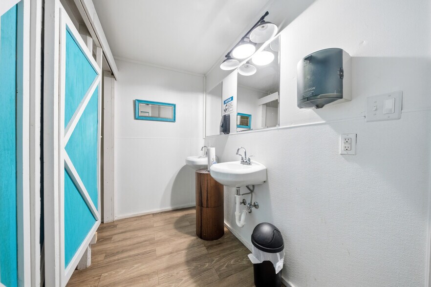 More Photos Of 106 E Elm St, Hillsboro Specialty For Sale