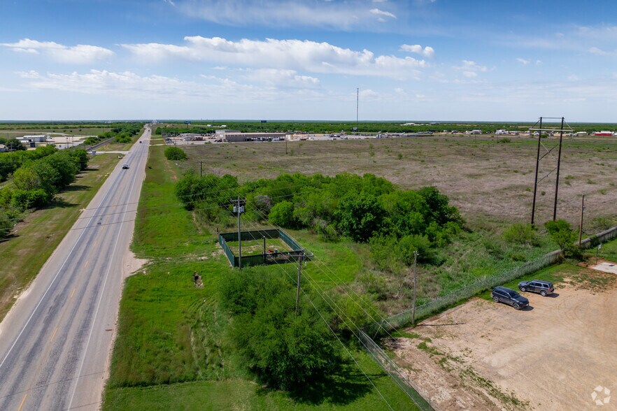 More Photos Of 35 & Interstate 35 Business, Dilley Land For Lease