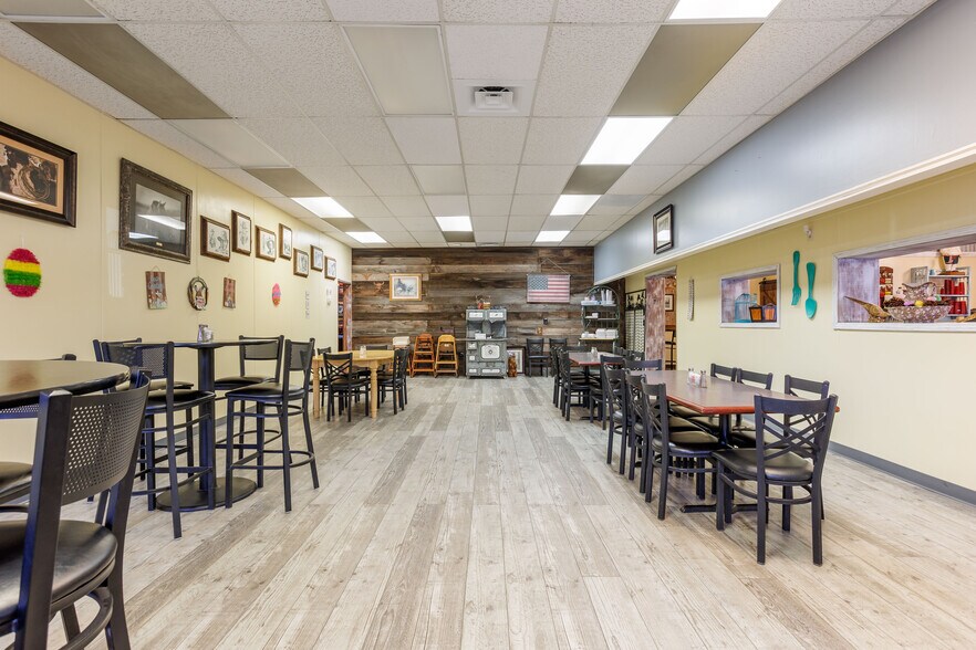 More Photos Of 149 E Main St, Hermiston Bar For Lease