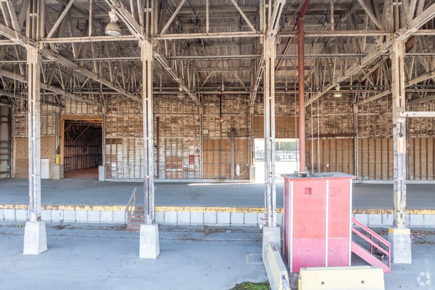 More Photos Of 1050 United Blvd, Coquitlam Land For Lease