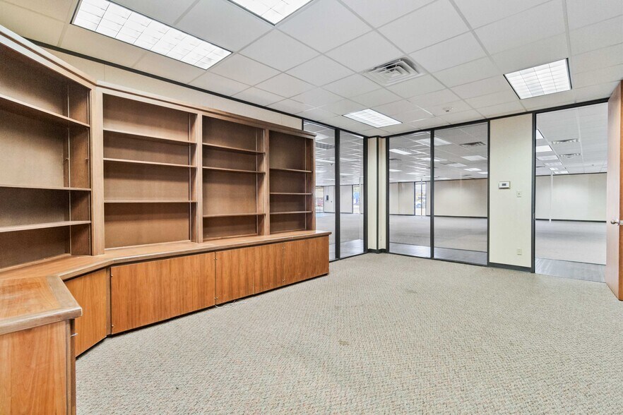 More Photos Of 429 Jefferson St, Kerrville Light Manufacturing For Sale