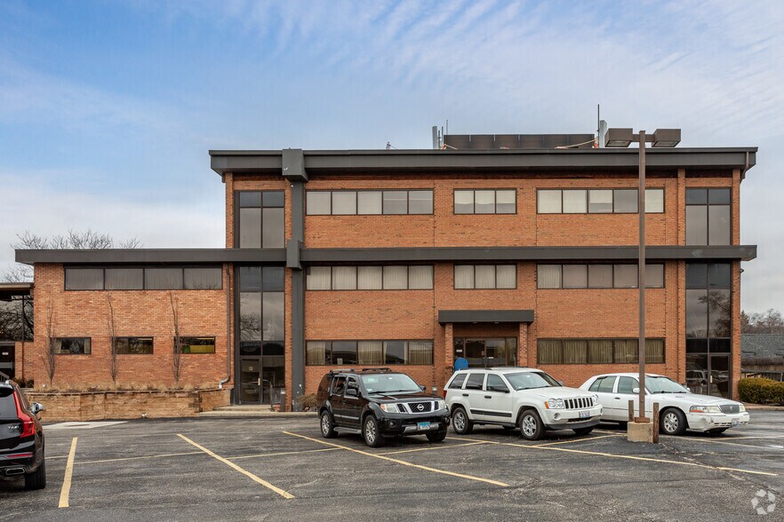 More Photos Of 1939 Waukegan Rd, Glenview Loft Creative Space For Lease