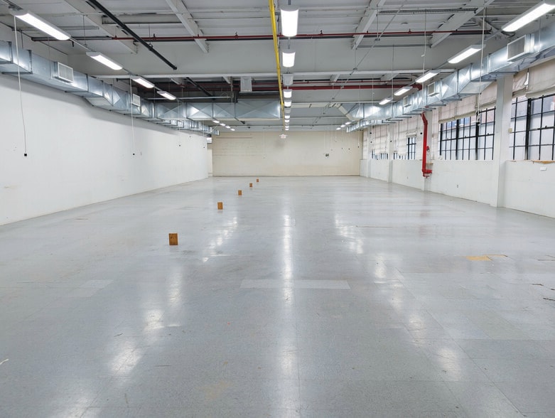 More Photos Of 32-33 47th Ave, Long Island City Warehouse For Lease
