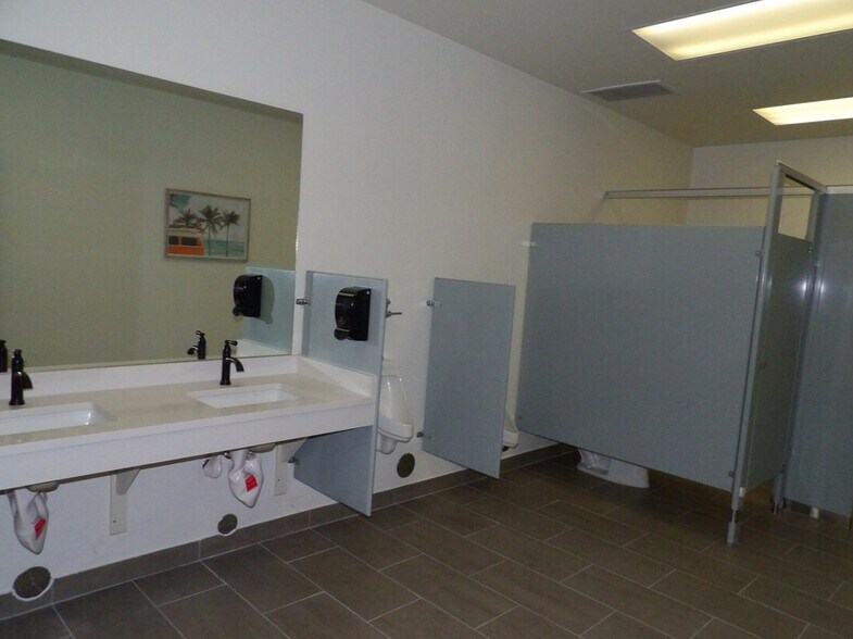 More Photos Of 11500 Pellicano Dr, El Paso Showroom For Lease