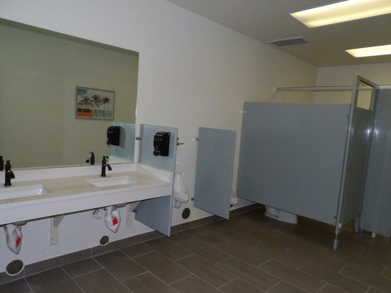 More Photos Of 11500 Pellicano Dr, El Paso Showroom For Sale