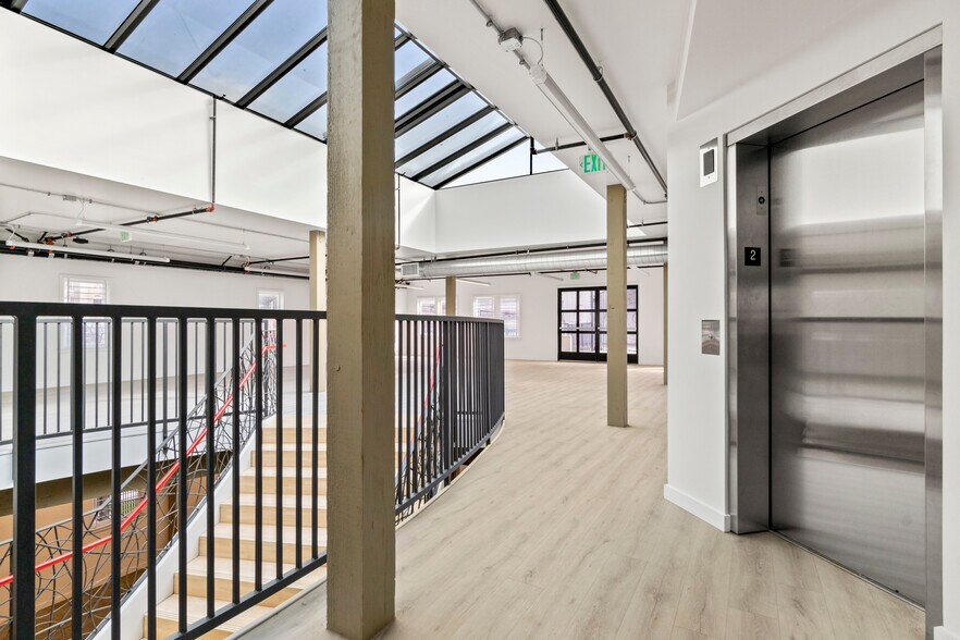 More Photos Of 1605 Ocean Front Walk, Santa Monica Storefront For Lease