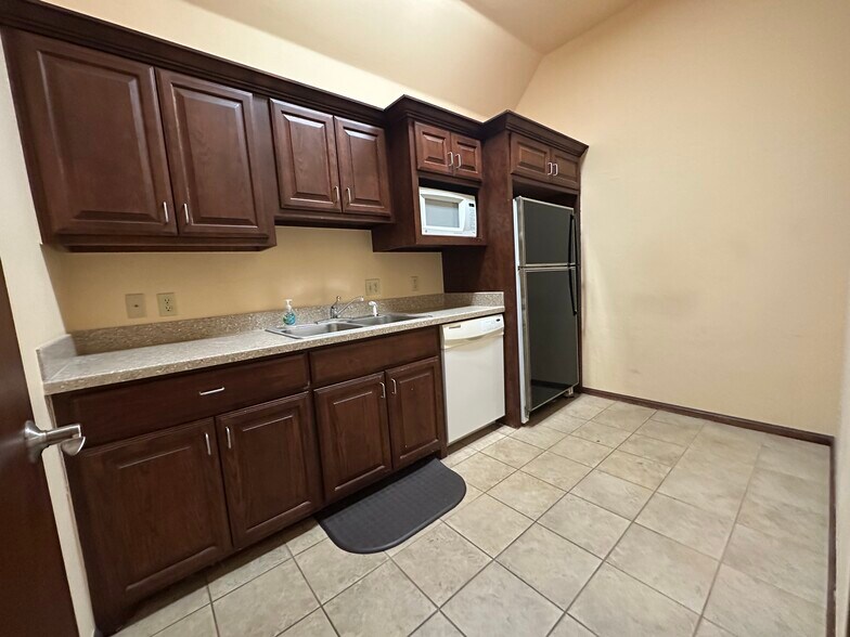 More Photos Of 13838 Quail Pointe Dr, Oklahoma City Medical For Lease