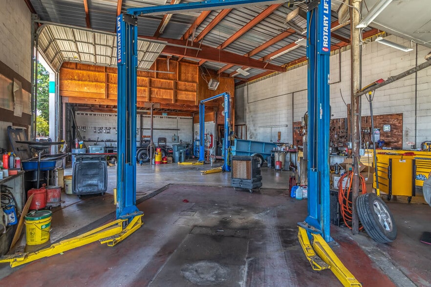 More Photos Of 211 N Business Ih 35, New Braunfels Flex For Sale