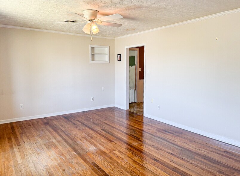 More Photos Of 202 Harold King Dr, Benton Office For Sale