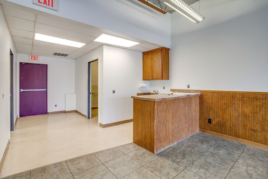More Photos Of 5801 Curzon Ave, Fort Worth General Retail For Lease
