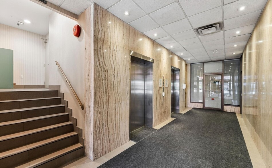 More Photos Of 21 Queen St E, Brampton Office For Sale
