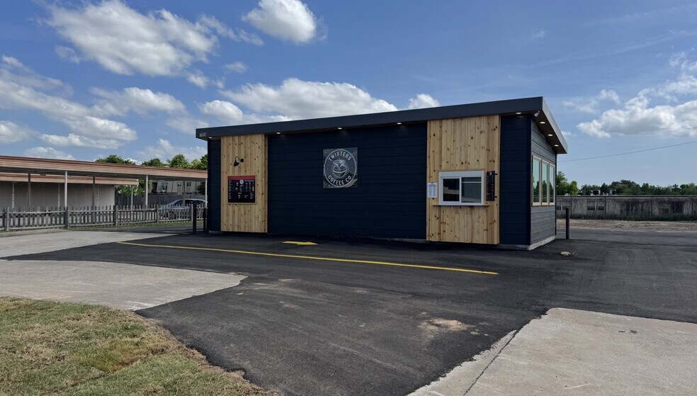 Primary Photo Of 7924 NW 23rd St, Bethany Freestanding For Sale