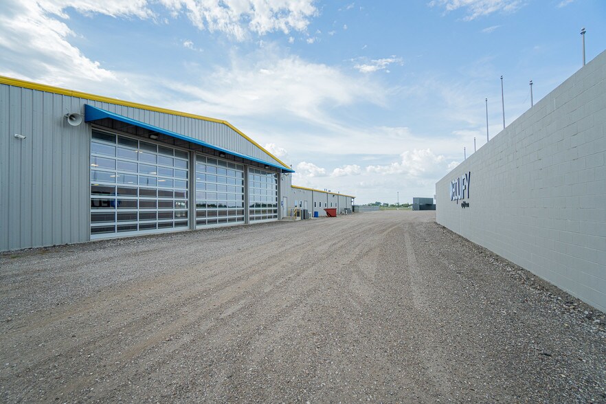 More Photos Of 7044 Interstate 10, Sealy Distribution For Sale