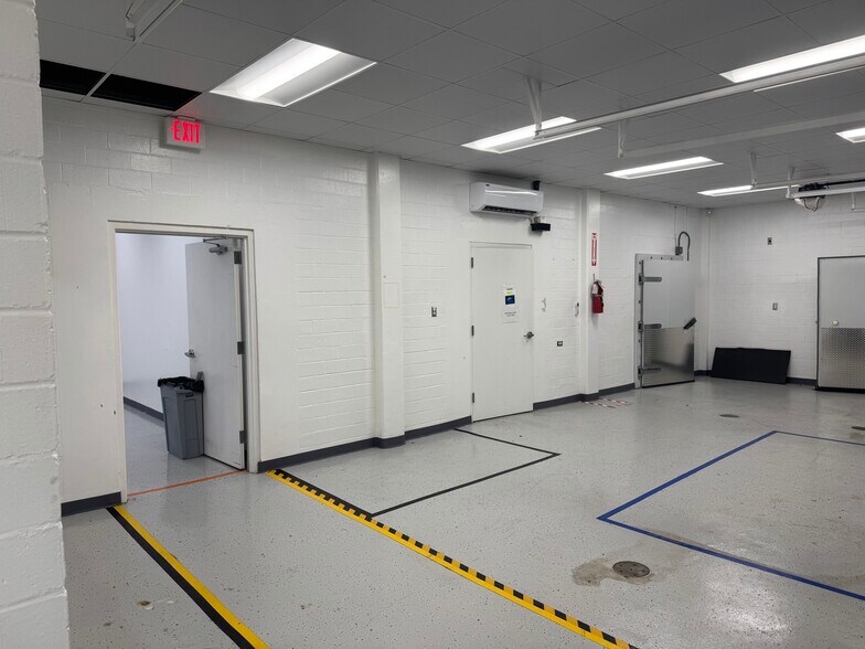 More Photos Of 1403 E Houston St, San Antonio Flex For Lease