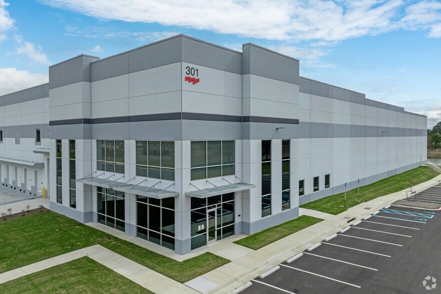 Primary Photo Of 301 Kenyon Rd, Suffolk Warehouse For Lease