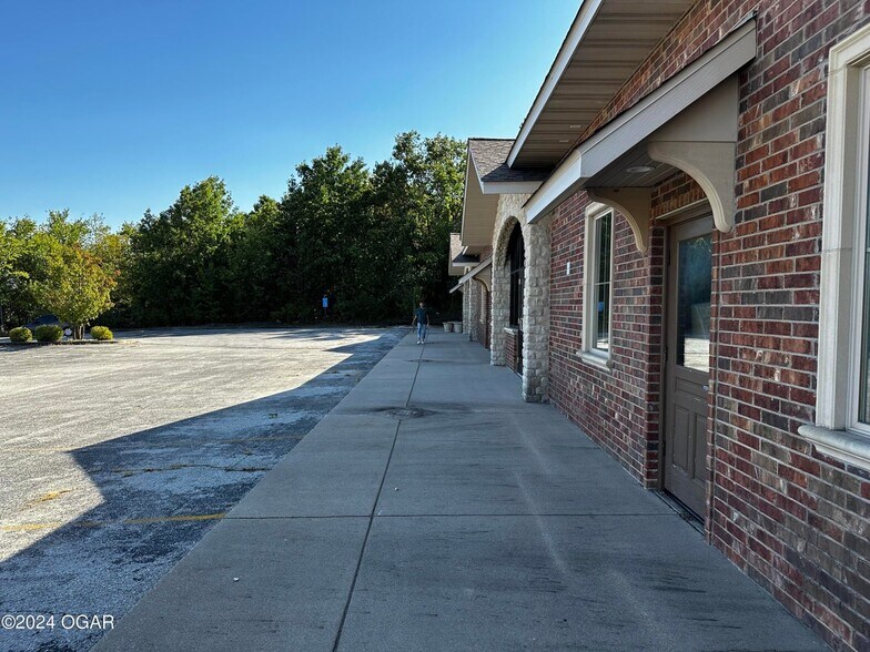 More Photos Of 2702 Cunningham Ave, Joplin Medical For Lease