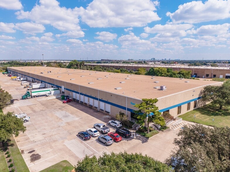 More Photos Of 11410-11420 Mathis Ave, Farmers Branch Distribution For Lease
