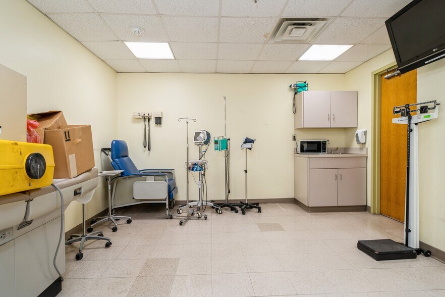 More Photos Of 680 Broadway, Paterson Hospital For Lease