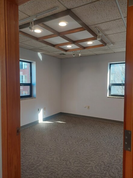 More Photos Of 17 Caldwell St, Charlestown Showroom For Lease