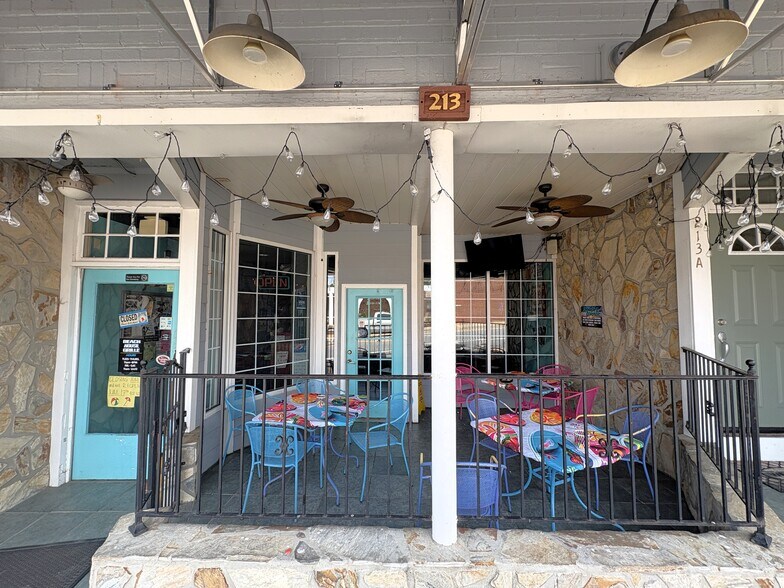 More Photos Of 207 W Main St, Mayodan Storefront Retail Residential For Sale