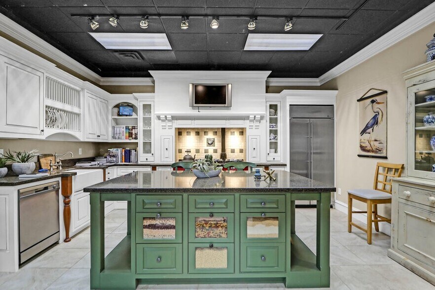 More Photos Of 720 Dupont Rd, Charleston Light Distribution For Sale
