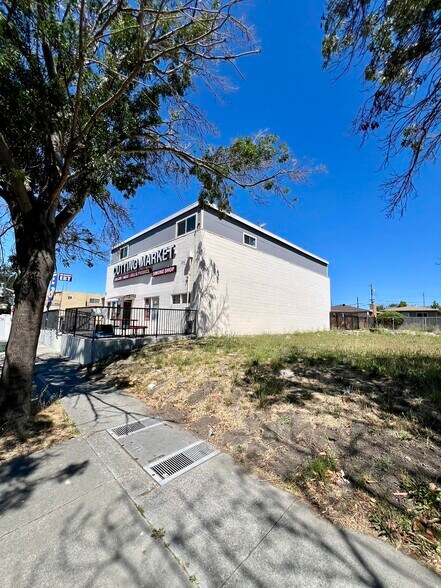 More Photos Of 2901 Cutting Blvd, Richmond Storefront Retail Residential For Sale