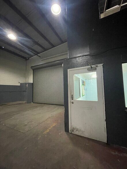 More Photos Of 2010 Democrat St, Honolulu Warehouse For Lease