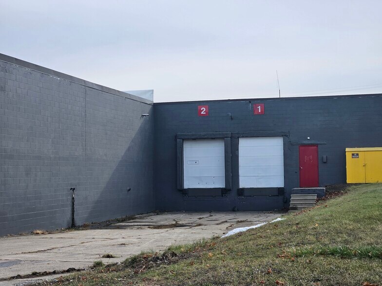 More Photos Of 1406-1414 E Pine St, Midland Warehouse For Lease