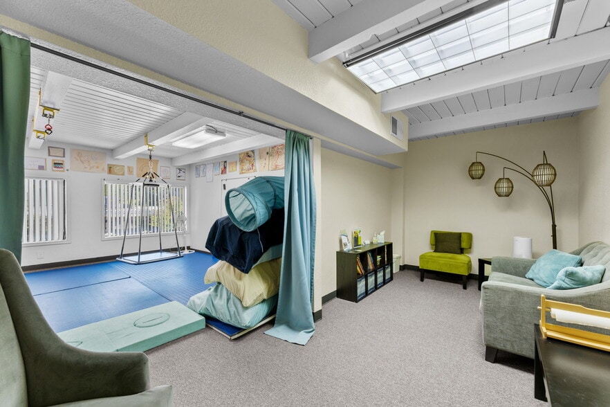 More Photos Of 2741 Franklin Blvd, Sacramento Storefront Retail Office For Sale