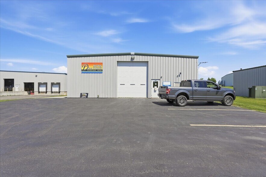 More Photos Of 590 Commercial Ave, Waterloo Auto Repair For Sale