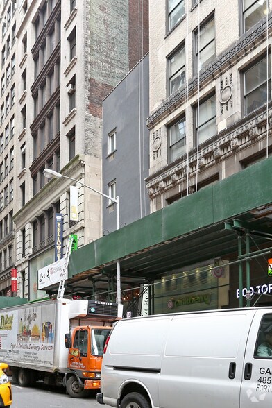 More Photos Of 9 W 32nd St, New York Apartments For Lease