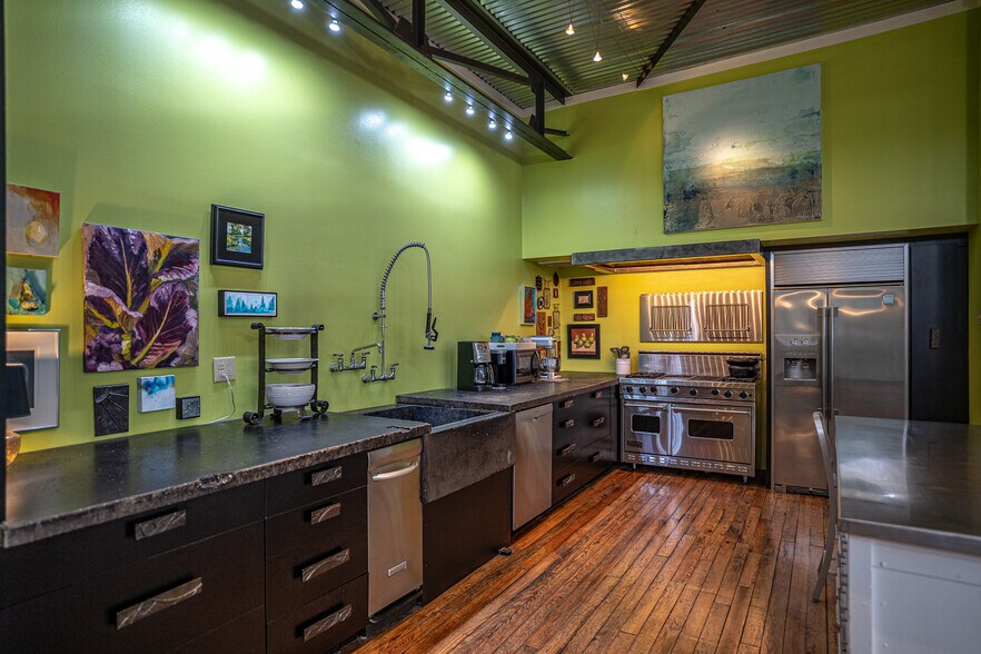 More Photos Of 1611 Washington St, Alexandria Showroom For Sale