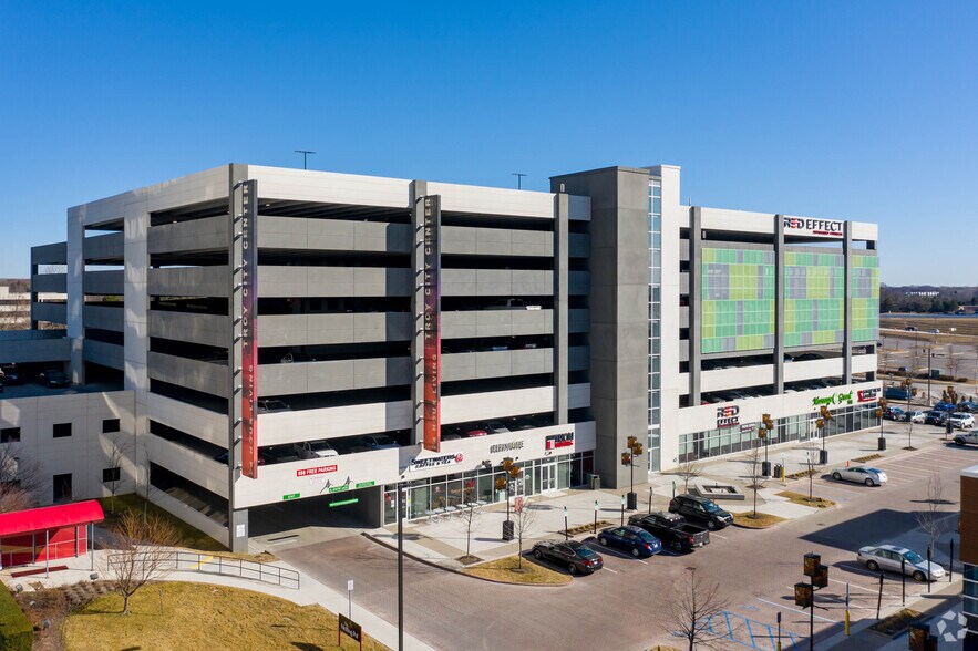 Primary Photo Of 888 W Big Beaver Rd, Troy Parking Garage For Lease