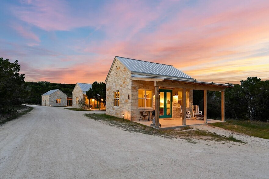 More Photos Of 7400 McGregor Ln, Dripping Springs Hotel For Sale
