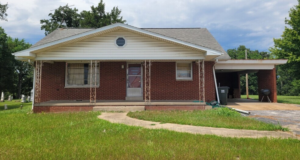 More Photos Of 425 W Market St, Red Bud Flex For Sale