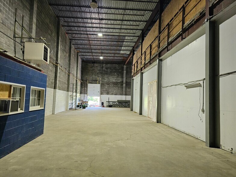 More Photos Of 43 Transport Ln, Pine Island Warehouse For Lease
