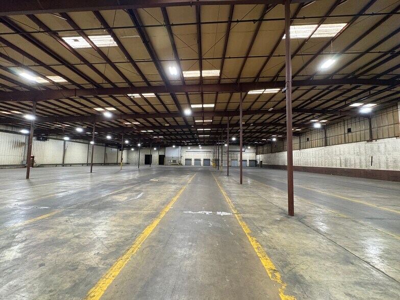 More Photos Of 9061-9073 Euclid Ave, Manassas Warehouse For Lease